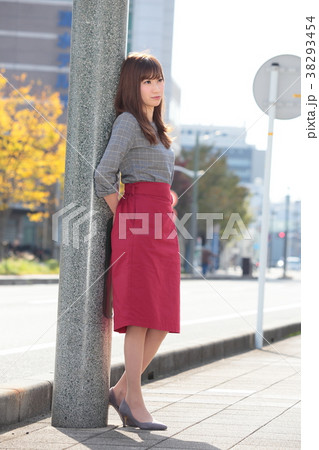 ちょっと憂鬱な若い女性 ちょっと憂鬱な若い女性 38293454