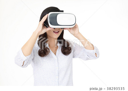 VRゴーグルを装着した女性  38293535