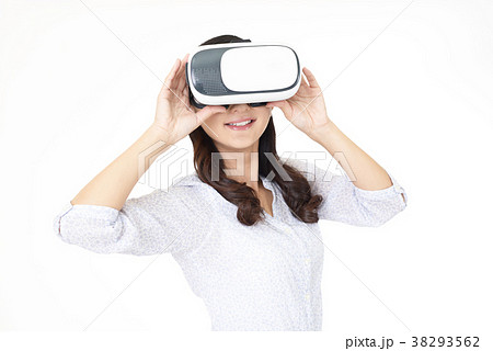 VRゴーグルを装着した女性 VRゴーグルを装着した女性 38293562