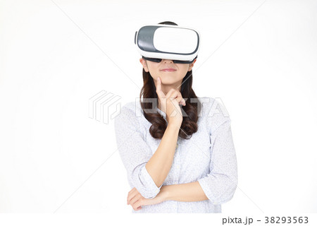 VRゴーグルを装着した女性 VRゴーグルを装着した女性 38293563