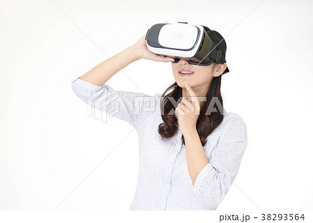 VRゴーグルを装着した女性  38293564