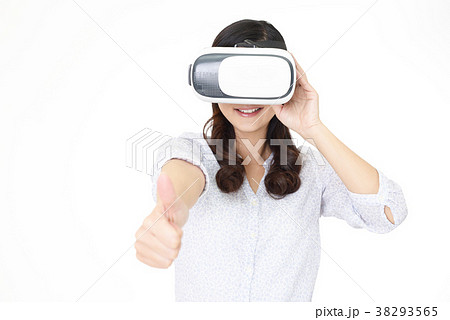 VRゴーグルを装着した女性 VRゴーグルを装着した女性 38293565