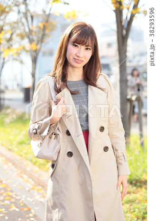 通勤途中の若い女性のポートレート 通勤途中の若い女性のポートレート 38293596