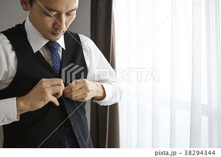 ベストを着るお洒落なビジネスマン　 38294344