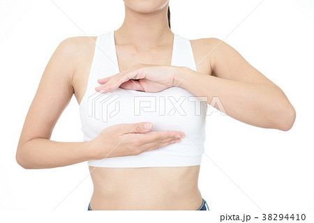 バストケアをする女性 バストケアをする女性 38294410