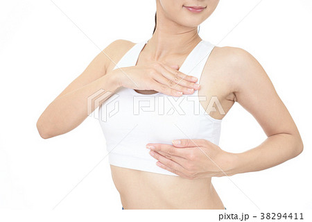 バストケアをする女性 バストケアをする女性 38294411