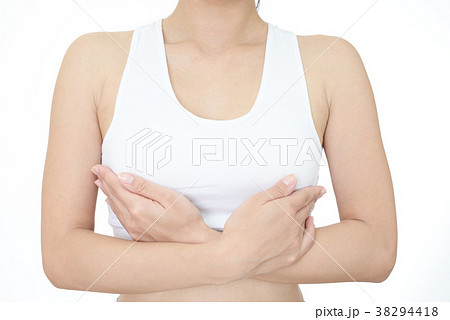 バストケアをする女性  38294418