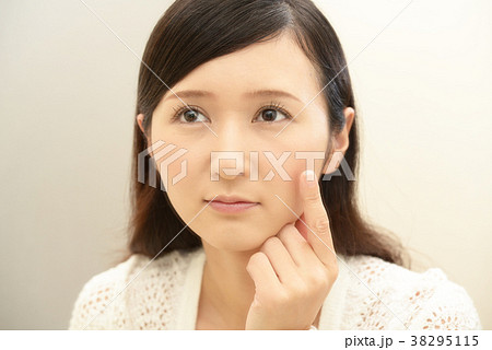 お肌が気になる女性 お肌が気になる女性 38295115