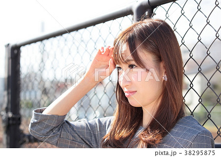 遠くを見る仕草の若い女性の写真素材 遠くを見る仕草の若い女性の写真素材