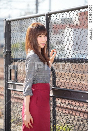 遠くを見つめる女性 38296039