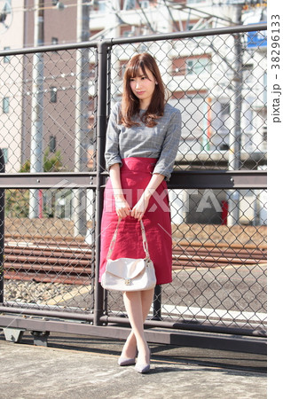 暗い表情の若い女性 38296133