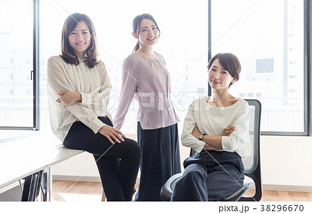 女性グループ 女性グループ 38296670