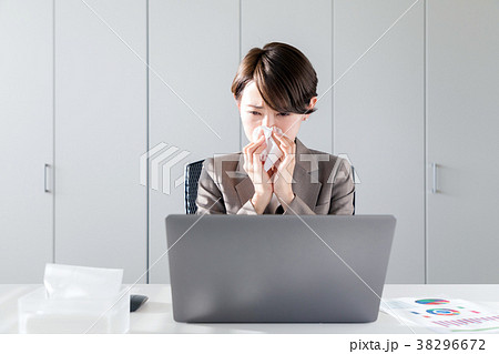 鼻をかむ女性 38296672
