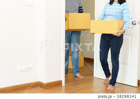 Couple holding boxes into their home - moving house concept 38298141