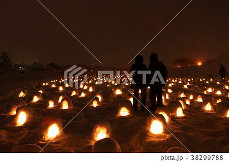 横手 かまくら祭り 蛇の崎川原 ミニかまくらと観光客 イメージ 38299788