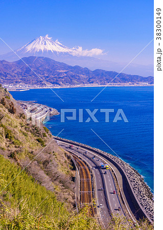（静岡県）薩埵峠から見る富士山 38300149