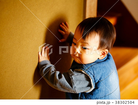 壁伝いに歩く男の子 38302504