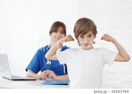 Healthy child in pediatrician office 38303764