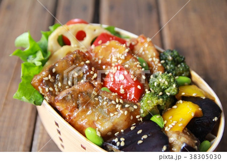 曲げわっぱに入れた鯖の竜田揚げと野菜の甘酢和えの一品弁当 38305030