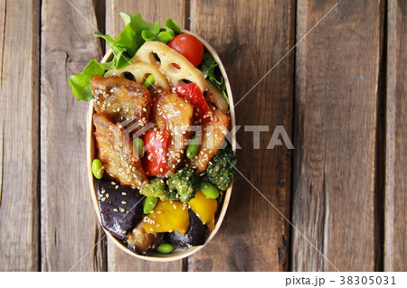 曲げわっぱに入れた鯖の竜田揚げと野菜の甘酢和えの一品弁当 曲げわっぱに入れた鯖の竜田揚げと野菜の甘酢和えの一品弁当 38305031