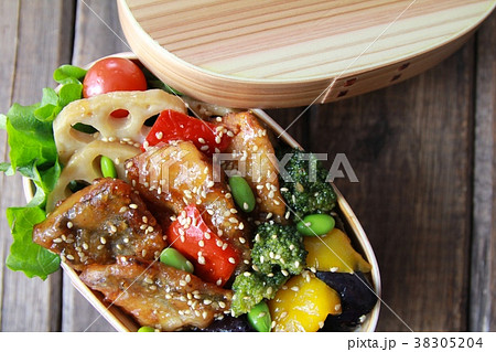 曲げわっぱに入れた鯖の竜田揚げと野菜の甘酢和えの一品弁当 38305204