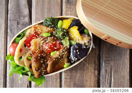 曲げわっぱに入れた鯖の竜田揚げと野菜の甘酢和えの一品弁当 曲げわっぱに入れた鯖の竜田揚げと野菜の甘酢和えの一品弁当 38305206