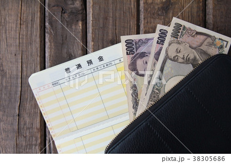 日本の銀行の普通貯金通帳とお金　無記帳の通帳 38305686