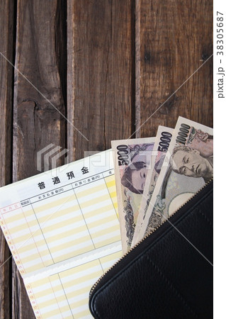 日本の銀行の普通貯金通帳とお金　無記帳の通帳 38305687