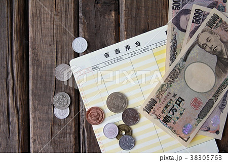 日本の銀行の普通貯金通帳とお金　無記帳の通帳 38305763