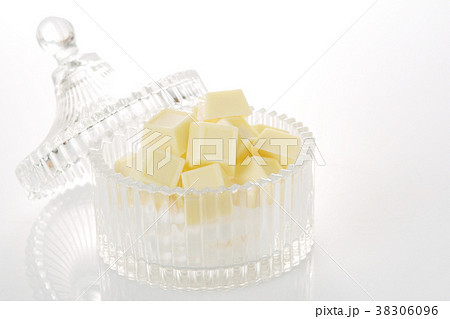 ガラスの器とホワイトチョコレート ガラスの器とホワイトチョコレート 38306096
