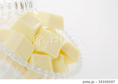 ガラスの器とホワイトチョコレート ガラスの器とホワイトチョコレート 38306097