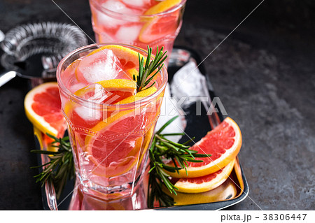 Grapefruit and fresh rosemary gin cocktail 38306447