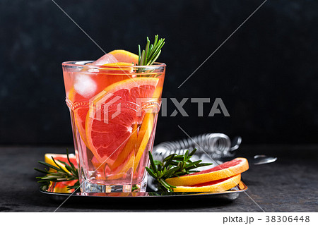 Grapefruit and fresh rosemary gin cocktail 38306448
