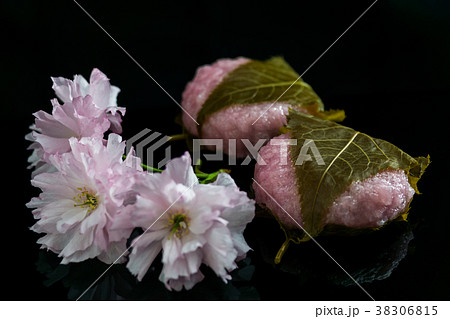 道明寺桜餅と八重桜 道明寺桜餅と八重桜 38306815