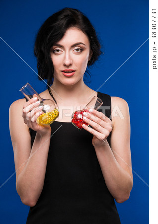 girl with pills 38307731