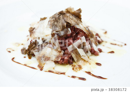 Veal tartare with truffle 38308172