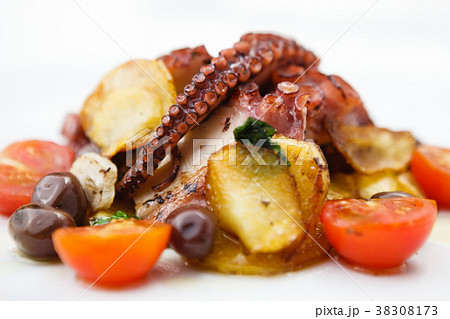 Grilled octopus with vegetables 38308173