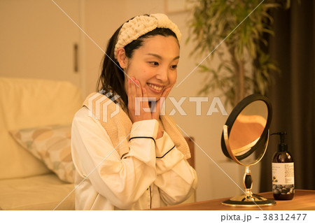 夜のスキンケアをする若い日本人女性 38312477