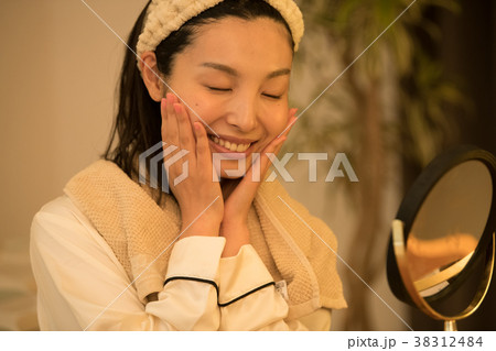 夜のスキンケアをする若い日本人女性 38312484