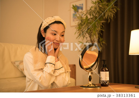 夜のスキンケアをする若い日本人女性 夜のスキンケアをする若い日本人女性 38313361