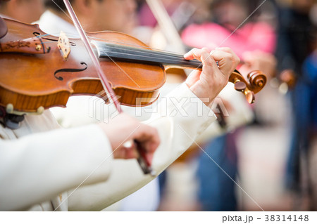 Violin performance close up 38314148