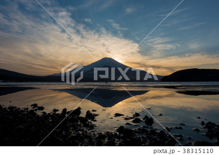 富士山 山中湖 夕焼け 逆さ富士 冬 富士山 山中湖 夕焼け 逆さ富士 冬 38315110