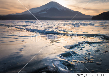 富士山 山中湖 夕焼け湖 面凍結 冬 富士山 山中湖 夕焼け湖 面凍結 冬 38315112