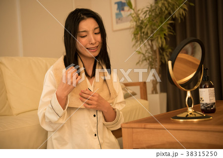 夜のヘアケア　ダメージヘア　若い日本人女性 38315250
