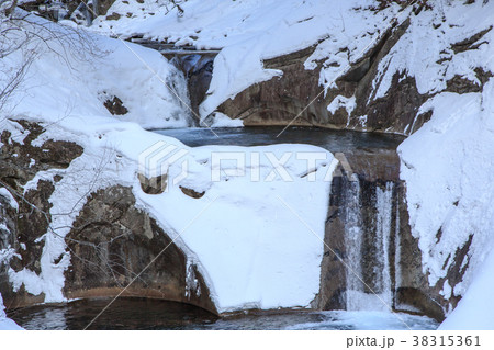 厳冬の西沢渓谷雪景色 38315361