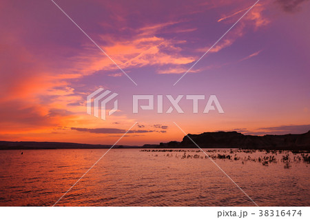 レイクパウエルの夕日 38316474