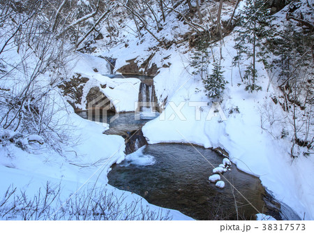 厳冬の西沢渓谷雪景色 38317573