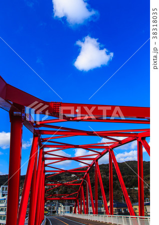 トリコロールの橋（赤：新神浦橋）　ながさきサンセットロード　【長崎県長崎市外海町】 38318035