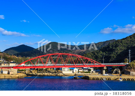トリコロールの橋(赤:新神浦橋) ながさきサンセットロード 【長崎県長崎市外海町】 トリコロールの橋(赤:新神浦橋) ながさきサンセットロード 【長崎県長崎市外海町】 38318056