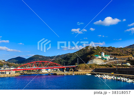 トリコロールの橋(赤:新神浦橋) ながさきサンセットロード 【長崎県長崎市外海町】 トリコロールの橋(赤:新神浦橋) ながさきサンセットロード 【長崎県長崎市外海町】 38318057